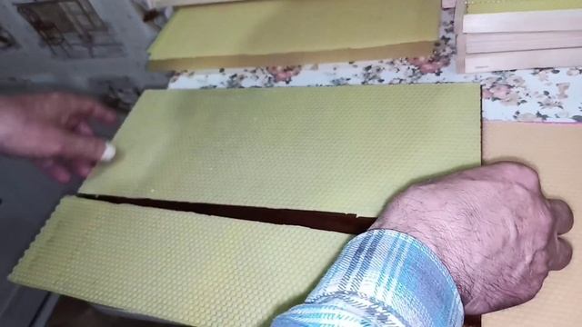 СВОЯ ВОЩИНА из забрусного воска ! Матрица для ВОЩИНЫ узкая ! 2 способа соединения вощины смотреть онлайн