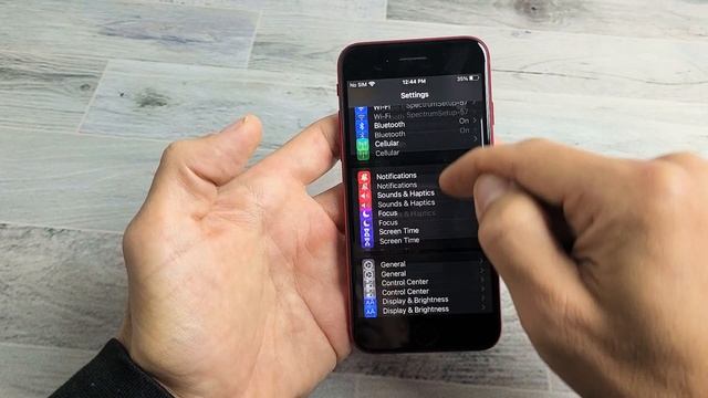 iPhone SE 3 (2022): How to Take Screenshot (2 ways including double tap) смотреть онлайн