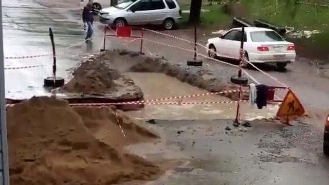 Мужик купается в луже. смотреть онлайн