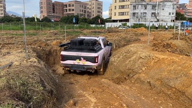 Porsche Cayenne 3.0L V6 Vs Ford Ranger Raptor 2.0L Bi-turbo | Extreme Off-road