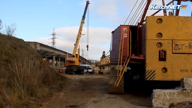 В Керчи третий день собирают кран для демонтажа моста смотреть онлайн
