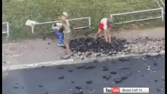 Дошколята в Троицке раскопали новый асфальт игрушечными совками смотреть онлайн
