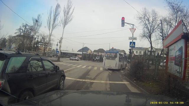 На красный свет проехал в Бишкеке водитель автобуса №42 смотреть онлайн