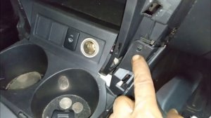 Снятие центральной консоли Toyota RAV4 с МКПП при замене троса ручного.