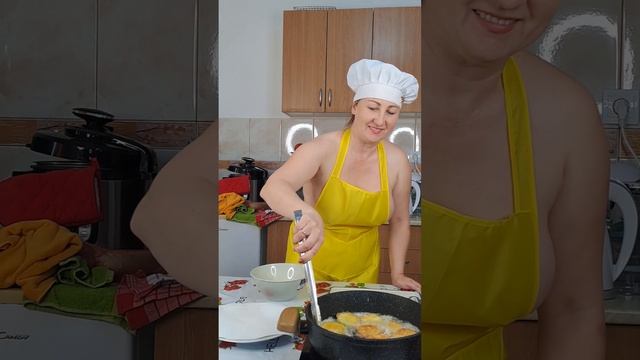 Nudist kitchen. Beautiful show. Cooking show. Mila naturist. смотреть онлайн