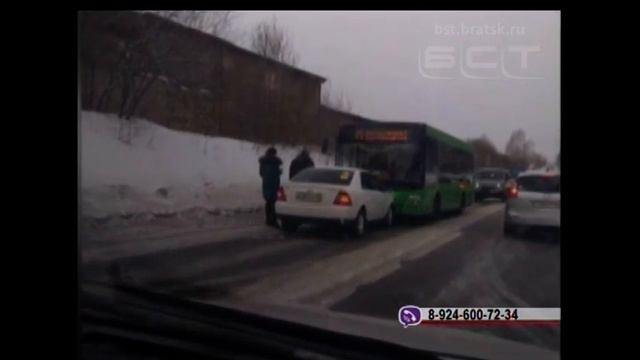 Рейсовый автобус столкнулся «лоб в лоб» с иномаркой в Братске смотреть онлайн