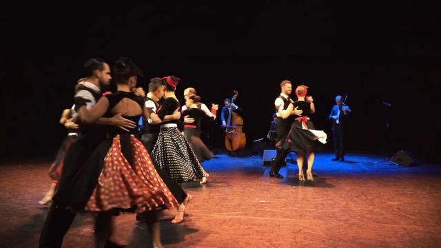 TangoBanda - Milongueando en la 40 - Solo Tango Orquesta. смотреть онлайн