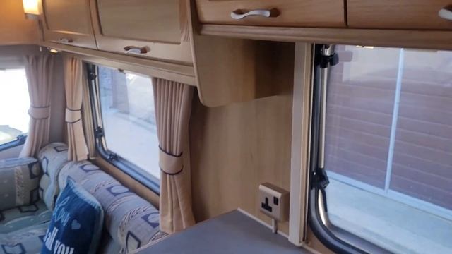 Обзор компактного каравана LUNAR QUASAR с палаткой и раздельным сан.узлом смотреть онлайн