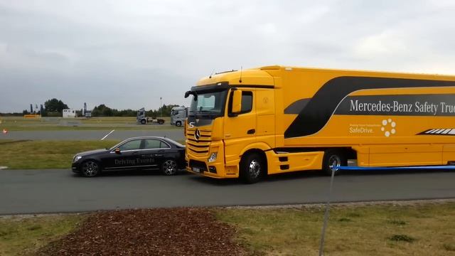 Mercedes Benz Test Fail - almost crash (Actros active braking system) смотреть онлайн