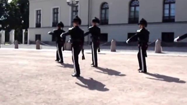 Changing of guard - Oslo royal palace / Смена караула - королевский дворец Осло смотреть онлайн