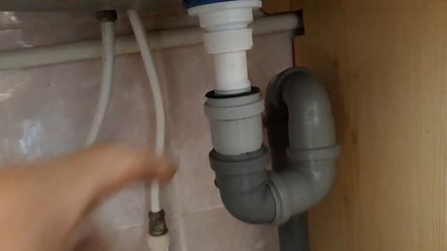 Сифон на мойку своими руками. Видео N°2.I do the siphon for washing myself. Video 2. смотреть онлайн