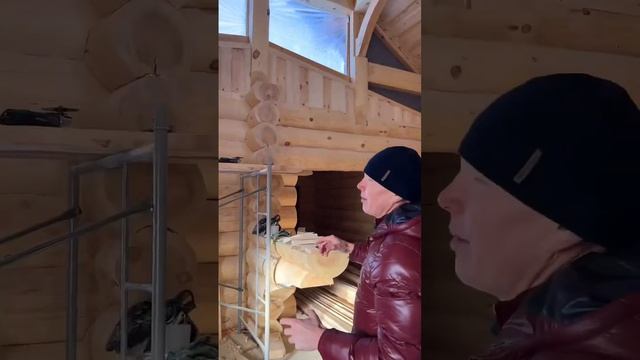 Дом с балконом внутри и кухней с витражными окнами смотреть онлайн