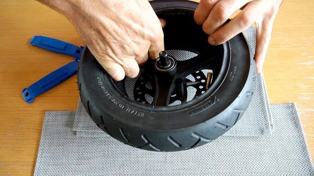 How to replace inner tube & removal of tyre from electric scooter wheel смотреть онлайн