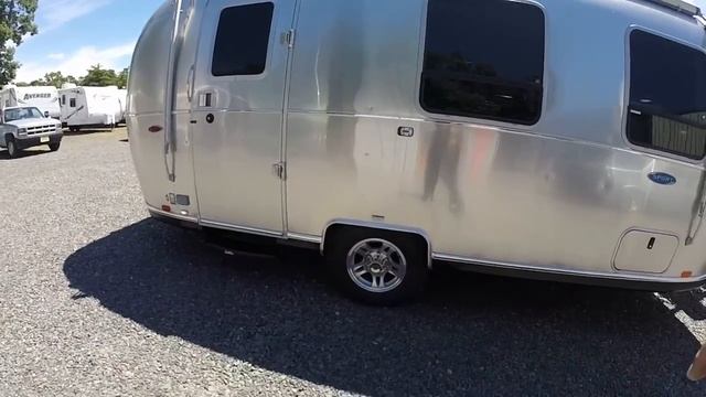 Walk Through 2017 Airstream Sport 22FB Bambi Light Weight Tiny Small Camping Travel Traile смотреть онлайн