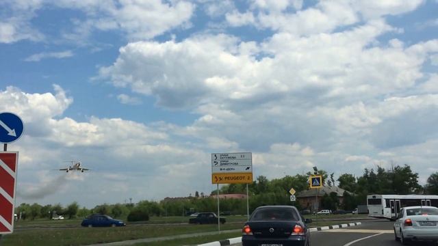 Самолет заходит на посадку над дорогой смотреть онлайн
