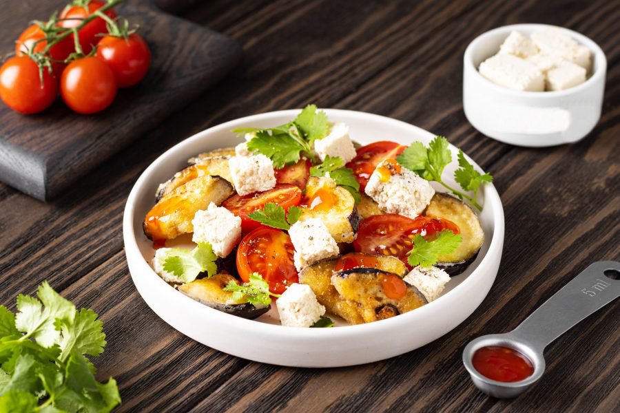 Салат с хрустящими баклажанами и сладким соусом чили смотреть онлайн