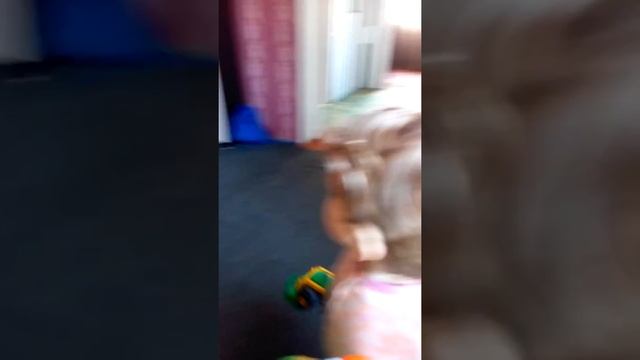 Малыш Ефимка просится погулять на улицу. Просит маму пойти с ним. смотреть онлайн