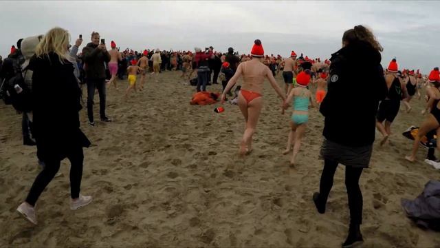 Nieuwjaarsduik Zandvoort 2023 (New Year Diving in Zandvoort, the Netherlands, 2023 version) смотреть онлайн