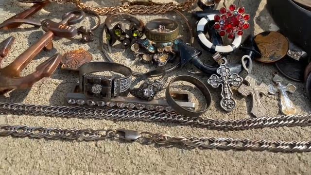 Нашли золотые цепочки, крестики, кольцо и кучу серебра!!! смотреть онлайн