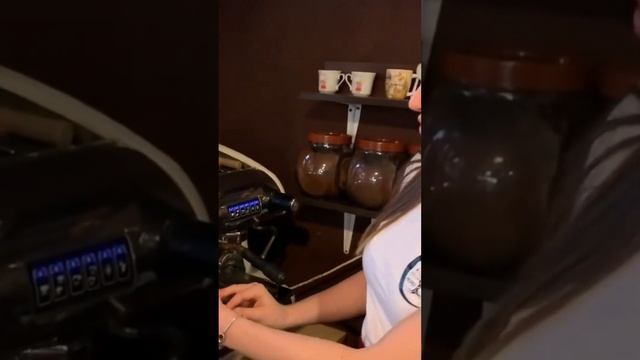 Лунго - самый крепкий кофейный напиток приготовленный из одной порции кофе.