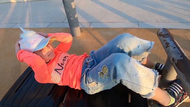 Саша показывает папе как правильно питаться и заниматься спортом! смотреть онлайн