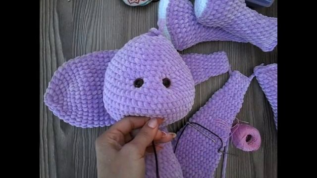 Процесс оформления мордочки зайца из плюшевой пряжи смотреть онлайн