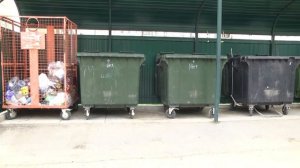 Как моют мусорные контейнеры?