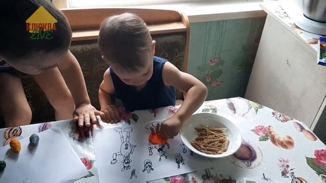 Миша и Стёпа делают поделку ежика из пластилина и спагетти. Очень быстрая поделка для детей! смотреть онлайн