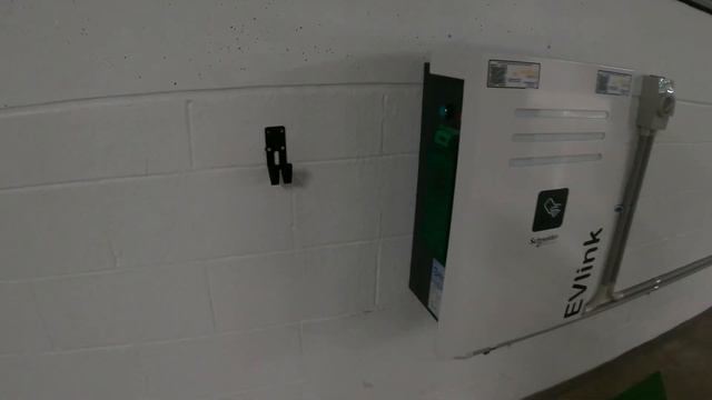 MODEL 3 CHARGING AND FOOD VLOG | EV Charging Station Eastwood Sydney смотреть онлайн