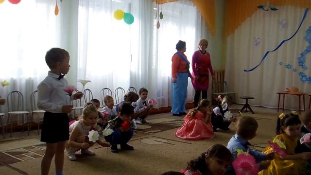 Танец с цветами "Коврик для мамы". Старшая группа (средняя группа). 8 марта. смотреть онлайн