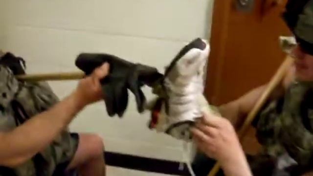 Drunken Jousting The Duel (Spc. Beaupre vs Pvt. Gallagher) смотреть онлайн
