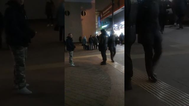 На лененградском вокзале разбераються охрана и пьяный😅😅😅 смотреть онлайн