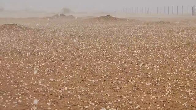 В ОАЭ мощный град пошел при температуре выше 46°C.mp4 смотреть онлайн