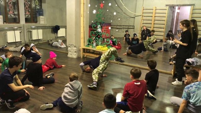 Мастер класс от B-boy Simpson (Top 9 Crew) для Хоть Отбавляй - Псков 13.12.2018 смотреть онлайн