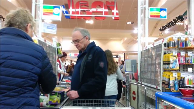 Предновогодний поход по магазинам смотреть онлайн