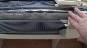 Обработка вертикального края шарфа на двухфонтурной вязальной машине, репсовое переплетение...