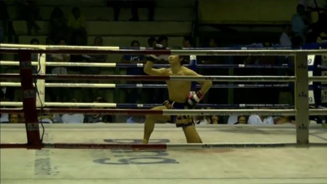 波賀宙也 - Hiroya Haga dances Wai Khru at Rajadamnern Boxing Stadium смотреть онлайн