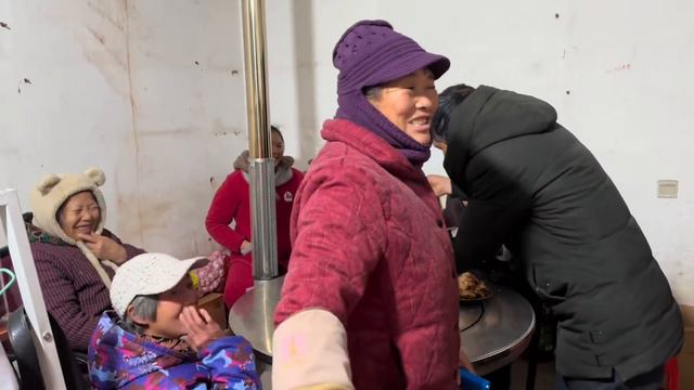 杨姐的老公打来电话，催她回家过年，杨姐立马收拾行李要回湖北 смотреть онлайн