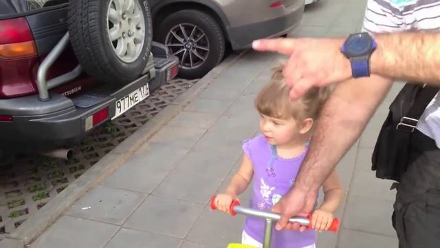 Девочка безошибочно называет марки машин смотреть онлайн