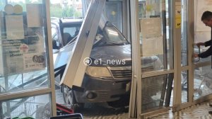 Дедуля на "Субару" заехал в "Пятёрочку". Real video