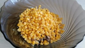 Салат из рыбной консервы и кукурузы.