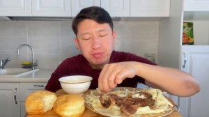 КАЗАХСКО РУССКИЙ МУКБАНГ? БЕШБАРМАК  КАЗЫ БАУРСАКИ СОРПА С КУРТОМ АСМР / MUKBANG BESHBARMAK ASMR