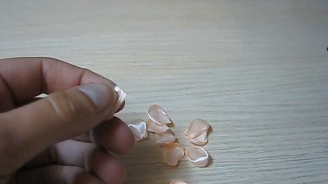 Бантик з трояндами канзащи. Бантик с розочками своими руками. Roses bow kanzashi смотреть онлайн