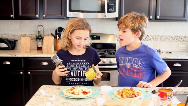 CRAZY PIZZA CHALLENGE | We Are The Davises смотреть онлайн