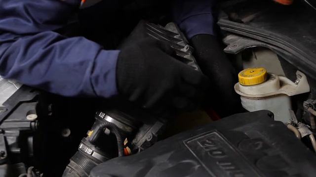 Kā nomainīt FIAT DOBLO 2 (263) Motora gaisa filtrs [Pamācība] смотреть онлайн