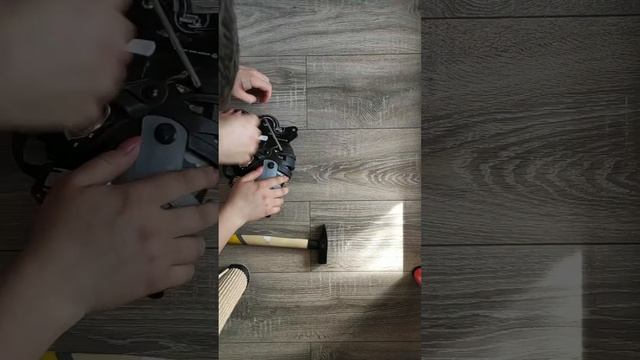 Как открутить прикипевшую оську с сорванной резьбой на раме роликовых коньков? смотреть онлайн