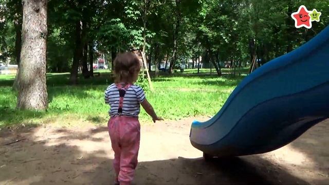 Девочка Шустрик играет на детских площадках со своим другом Грызиком. смотреть онлайн