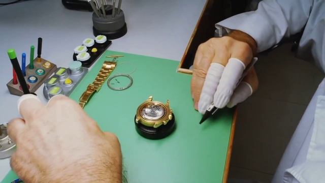 Усилия нашей мастерской: полировка золотых Rolex Yacht-Master смотреть онлайн