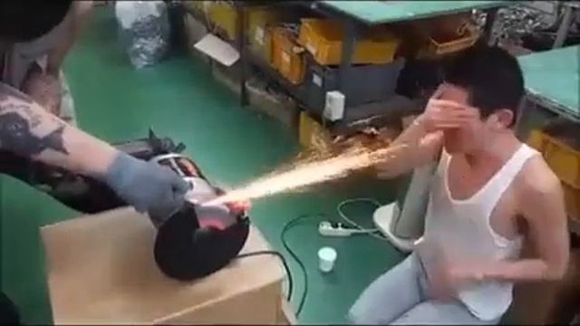 Искры в лицо - жесть мужику искры в лицо из под болгарки смотреть онлайн