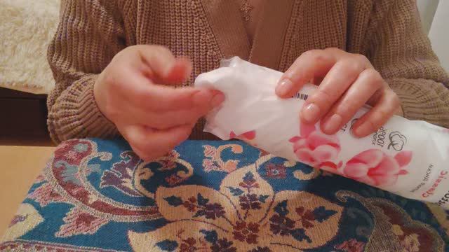 АСМР Поухаживаю за любимой подружкой/ массаж лица и ручек смотреть онлайн